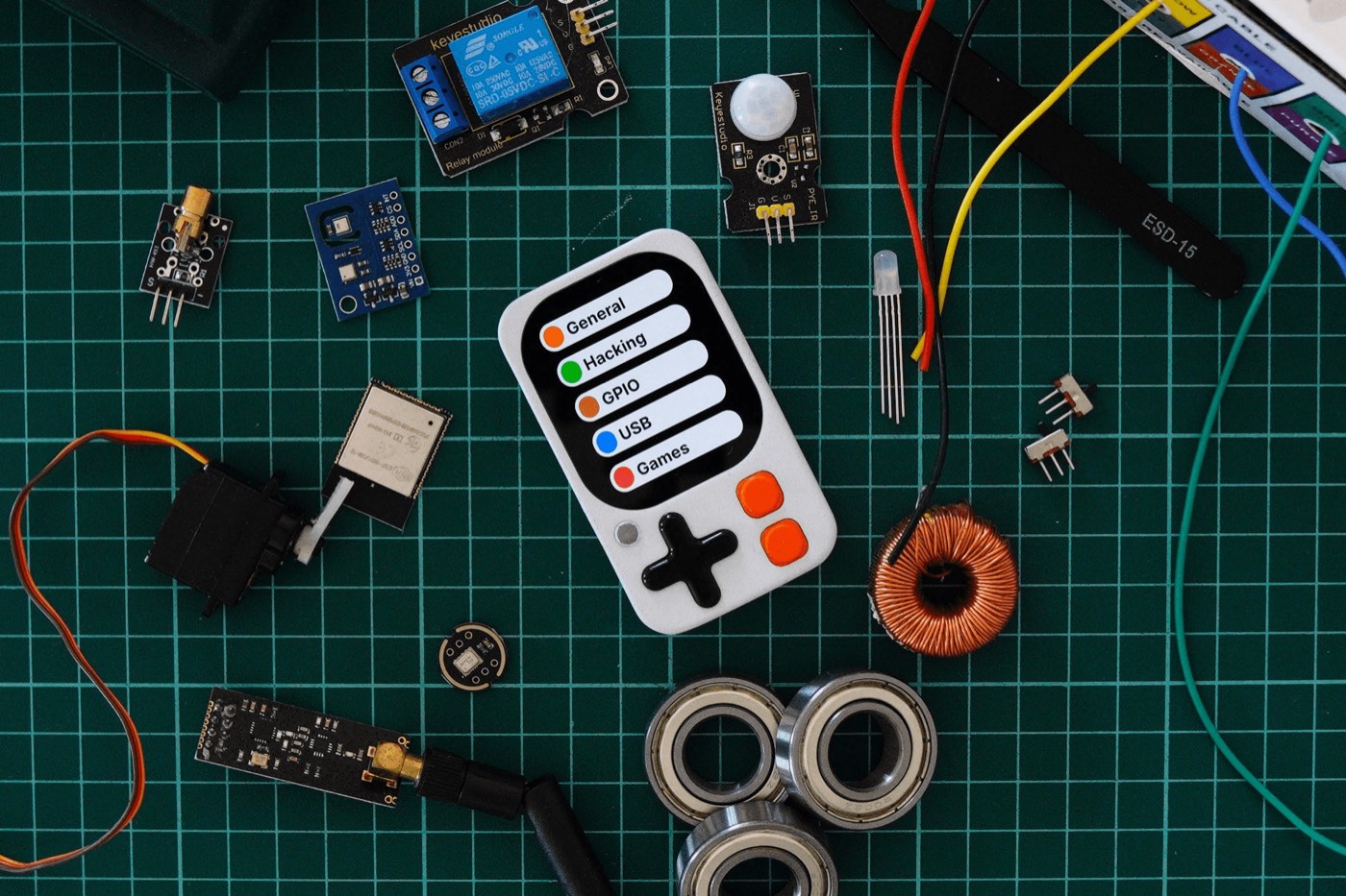 El dispositivo de Kode sobre una mesa de trabajo, rodeado de sensores, cables y componentes electrónicos
